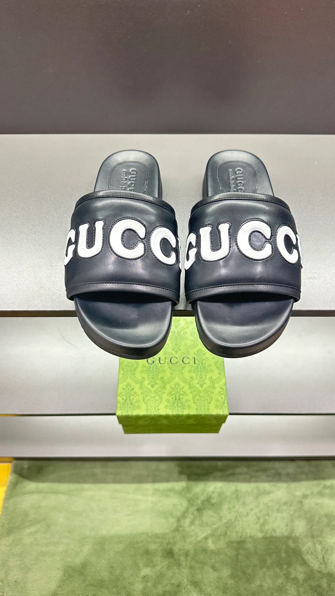 [G Family Couple Style] P: 320💰Female size 36~40 Men's size 39~45, (46. Custom-made GG slippers for men and women. This slipper is made of GG polyester fiber and is decorated with a Gucci label on the front, which adds a striking logo feel to the style. Beige GG recycled polyester fiber, same size for men and women, leather trim